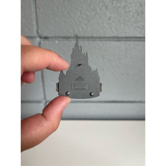 Walt Disney World Pewter Cinderellas Castle Pin - Picture 3 of 3